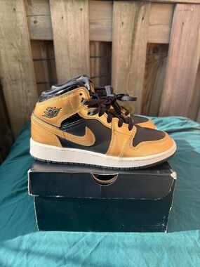 Jordan 1 Mid Black Gold 
Size 5Y